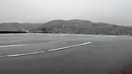 寒冷的池塘和明亮的冬季风景被雪覆盖视频的预览图