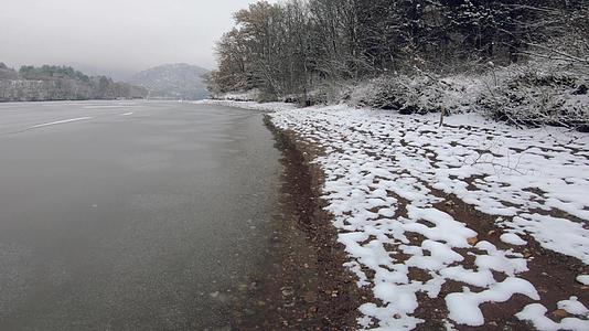 冬天美丽而寒冷的河流视频的预览图