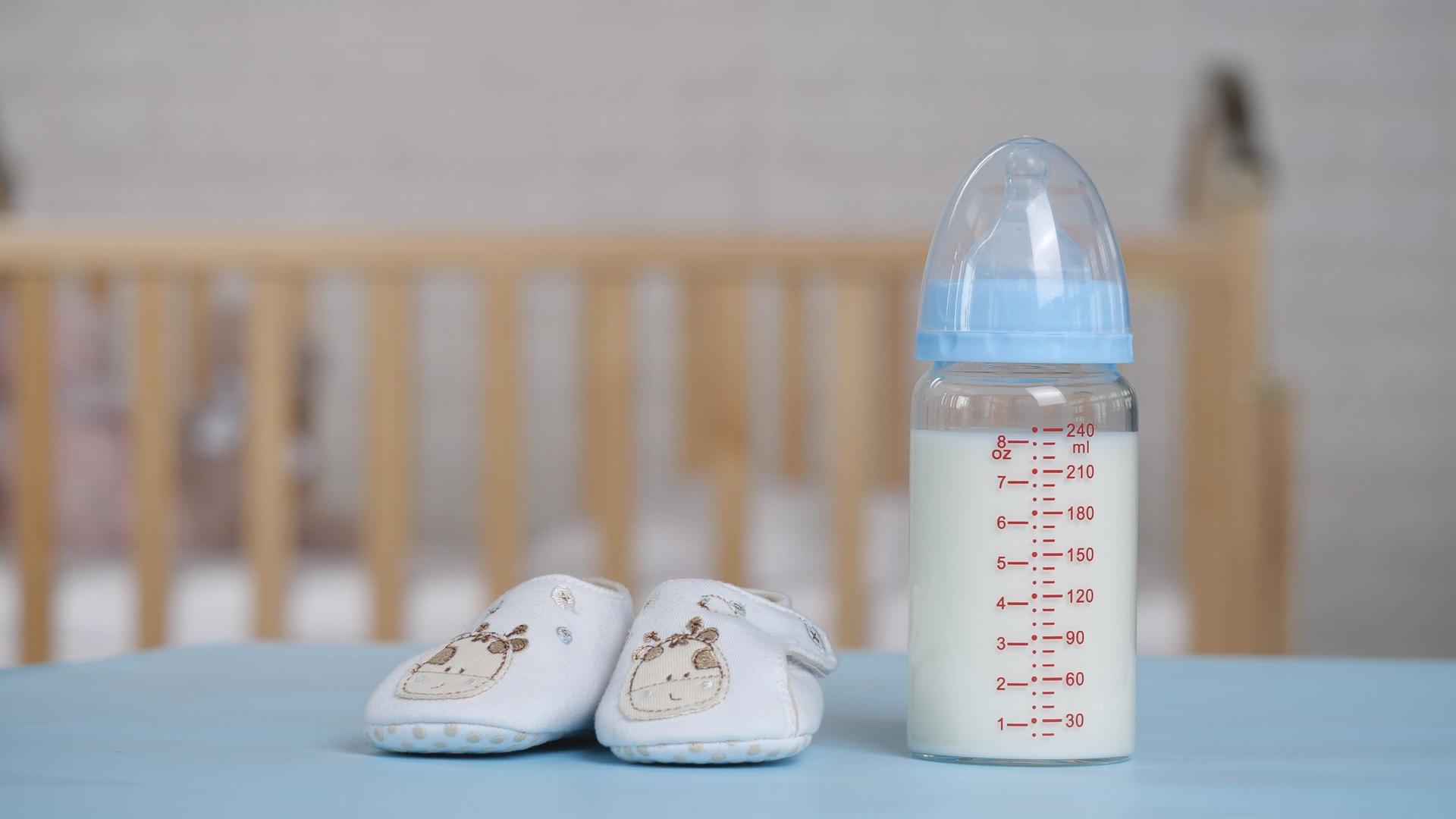 奶瓶婴儿鞋婴儿床视频的预览图