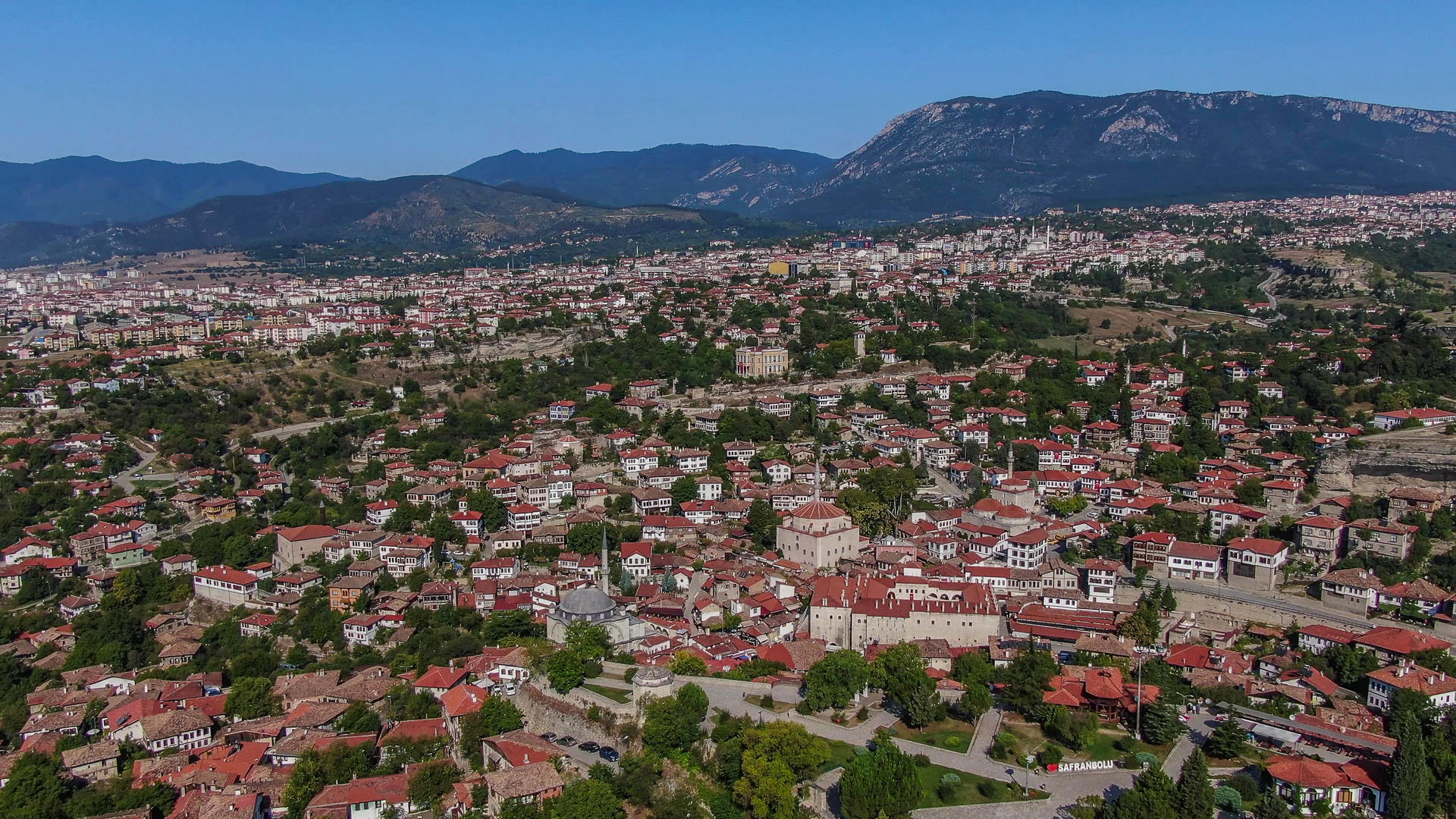 航拍土耳其著名旅游城市番红花城全景视频的预览图