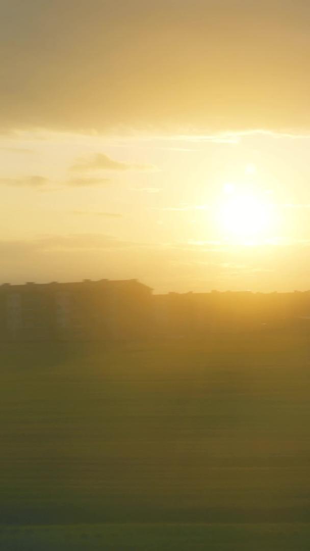 夕阳黄昏旅途中窗外视角草原田园美景视频的预览图