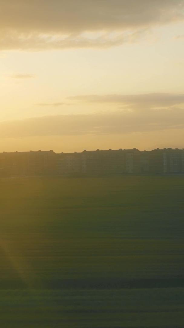 夕阳黄昏旅途中窗外视角草原田园美景视频的预览图