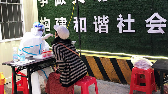 武汉城市小区常态化疫情防控医护人员做核酸检测4k素材视频的预览图