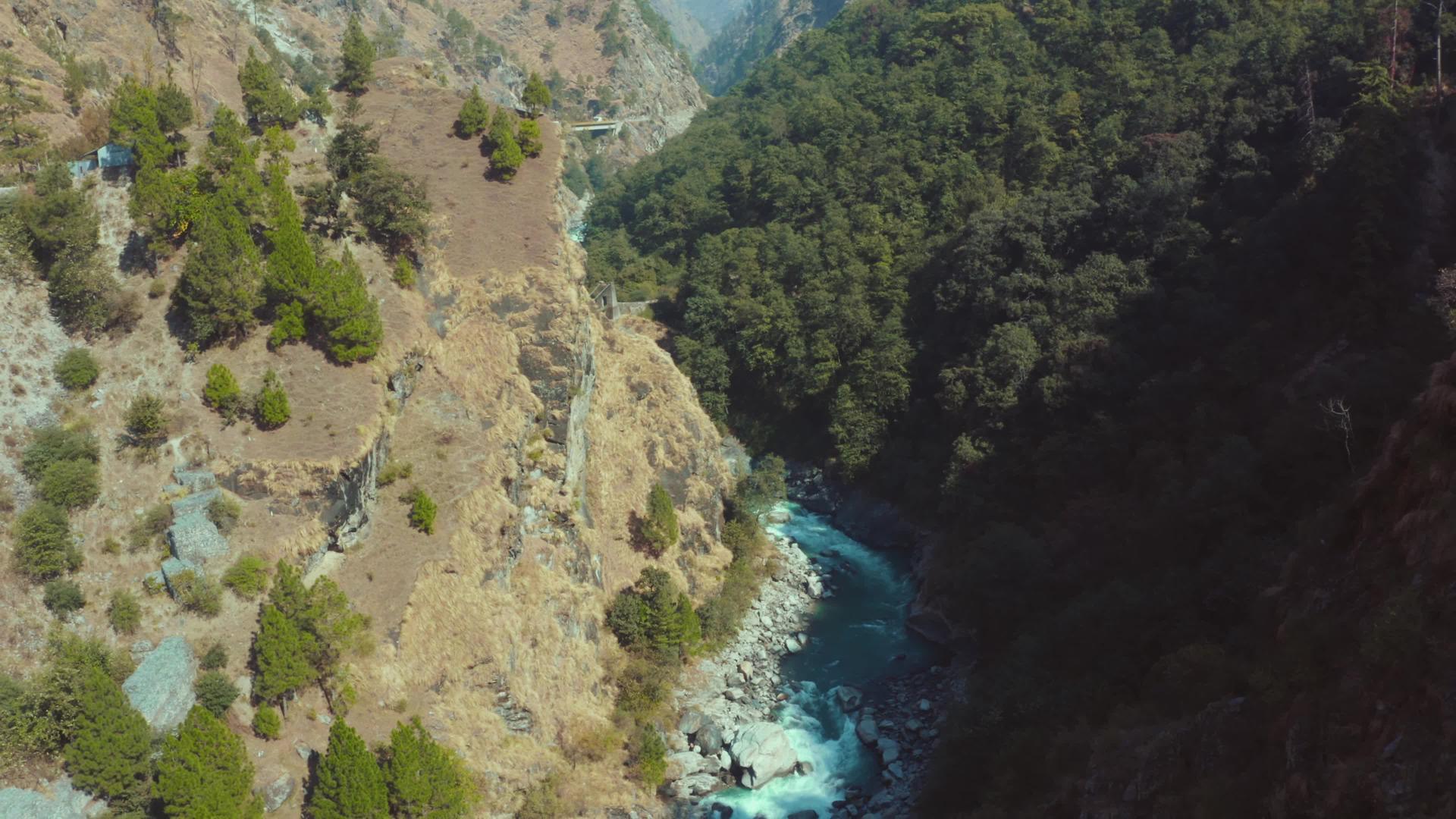 美丽的河流由两块巨大的山岩组成视频的预览图