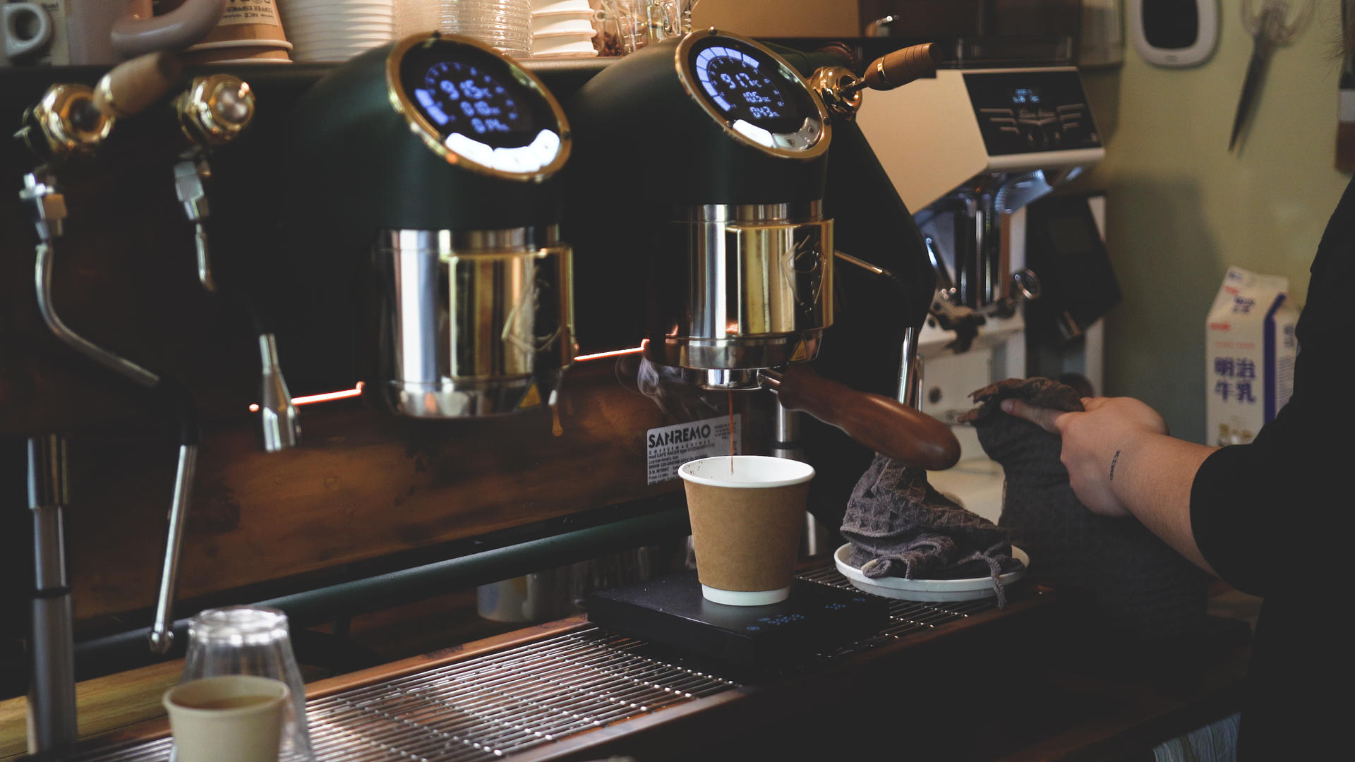 4k咖啡店专业咖啡机制作美味咖啡饮品视频的预览图