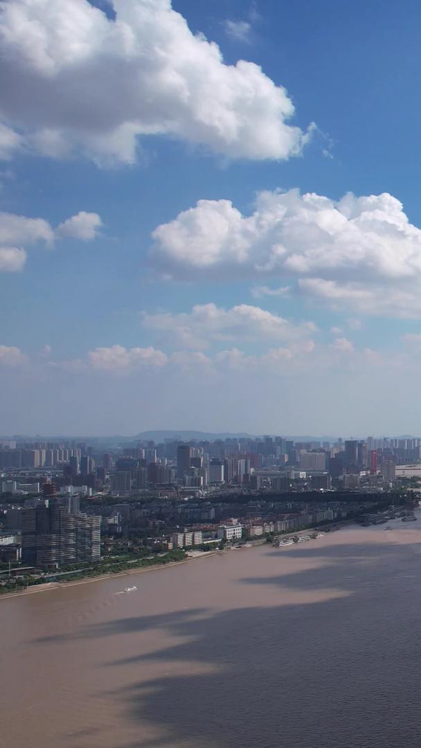 航拍城蓝天白云晴天长江江景天际线素材视频的预览图