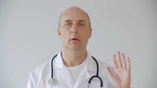男医生穿着白的男医生让病人平静下来用相机说话视频的预览图