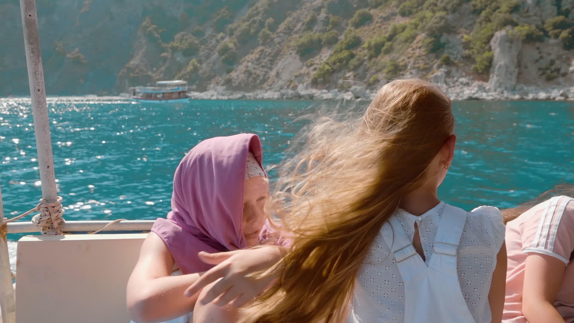 可爱快乐的女孩在夏天乘船旅行视频的预览图