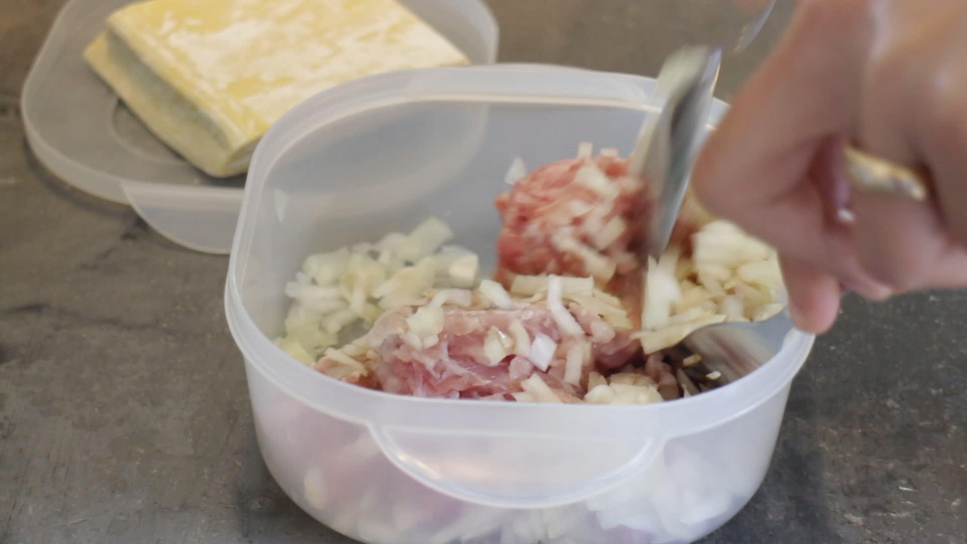 将猪肉和洋葱混合制成配料视频的预览图