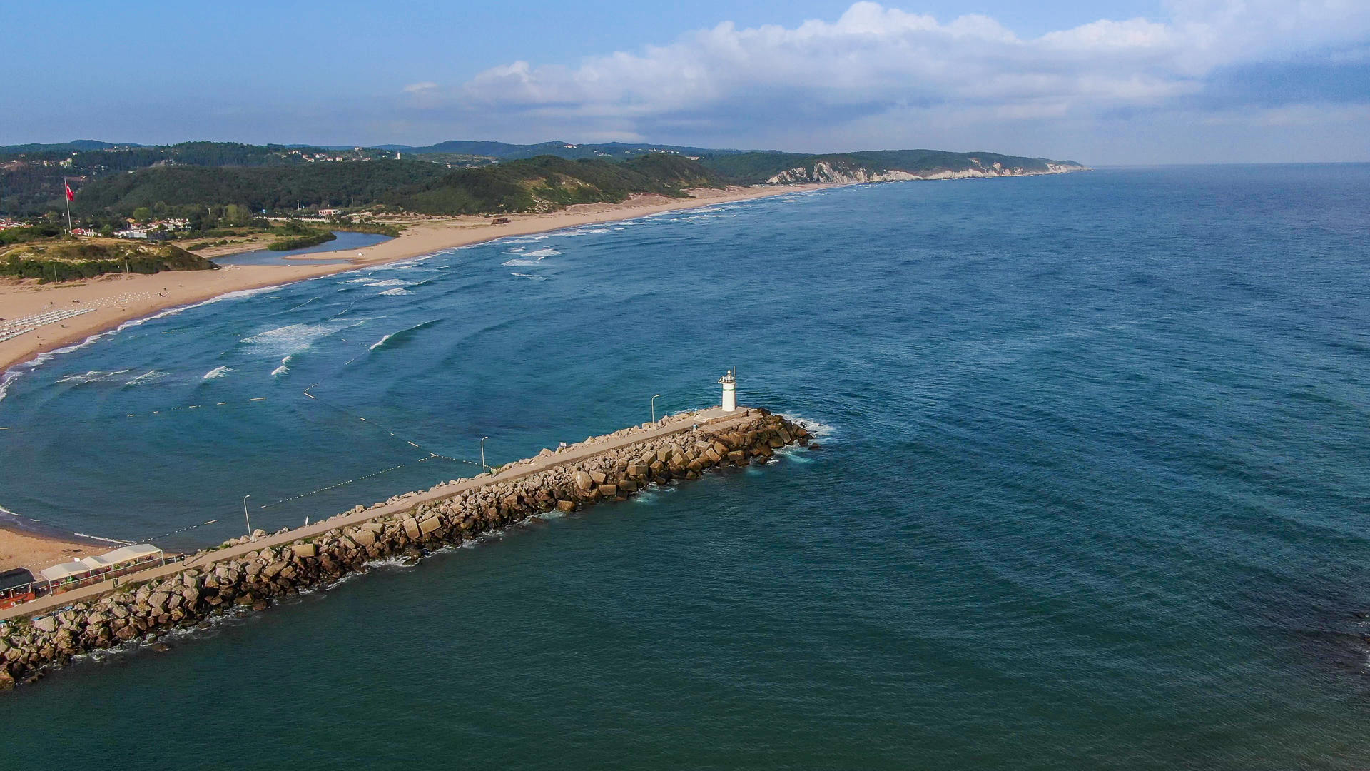 航拍地中海海岸灯塔视频的预览图
