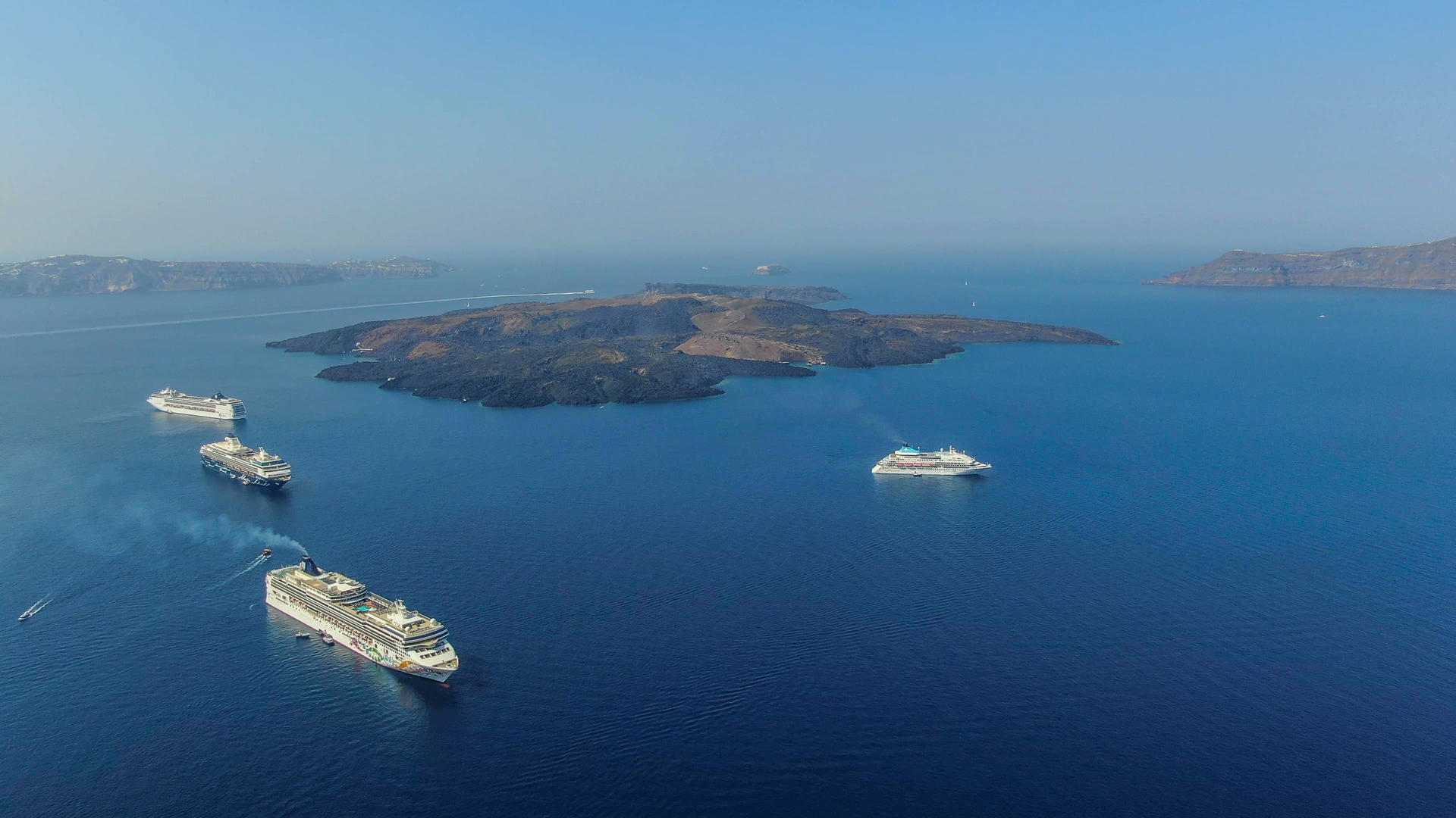 航拍爱琴海上的游轮视频的预览图