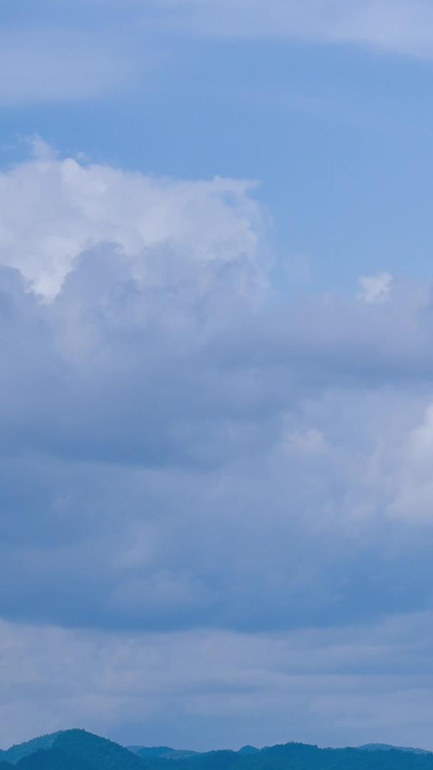 延迟摄影蓝天白云晴朗天空自然风光流动云素材视频的预览图