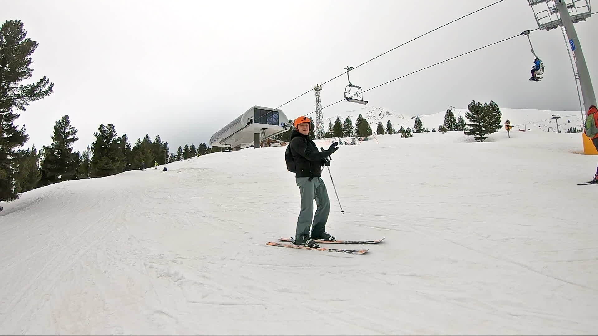 穿着滑雪手套的男性滑雪者视频的预览图