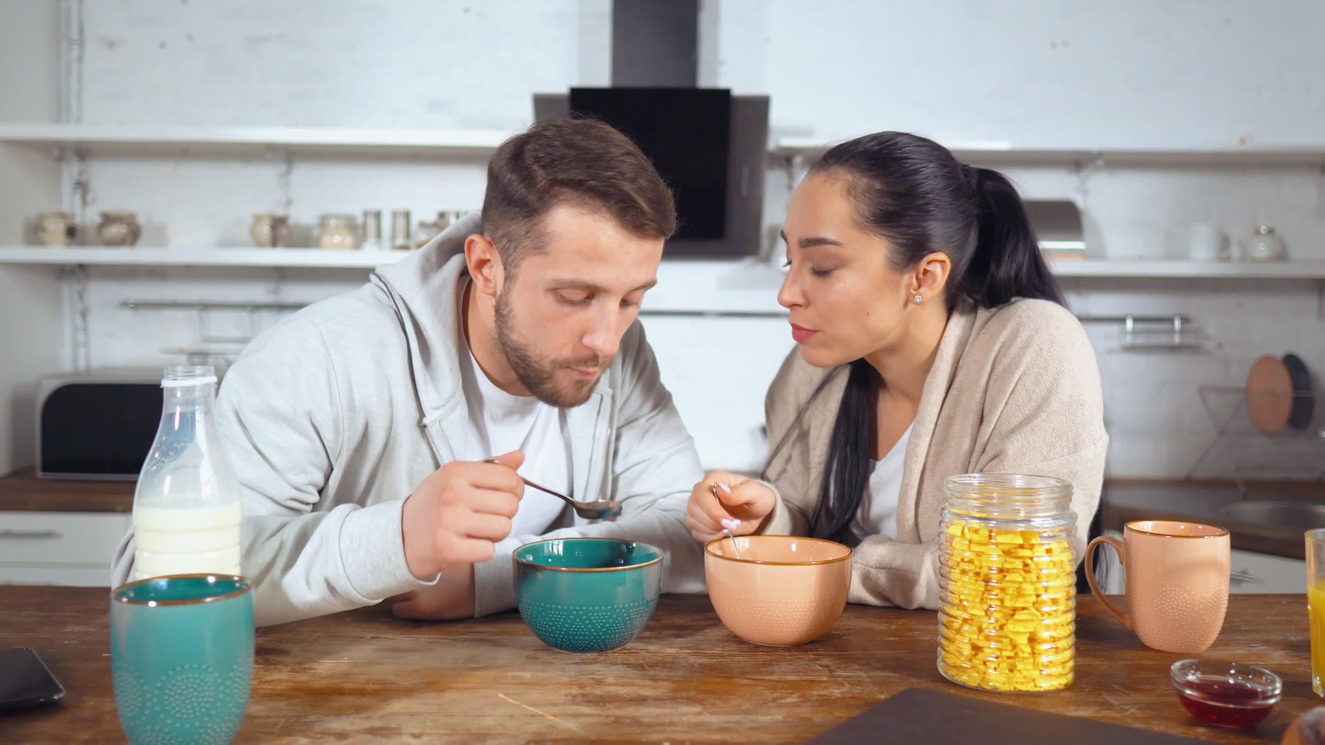 男人和女人吃早午餐视频的预览图