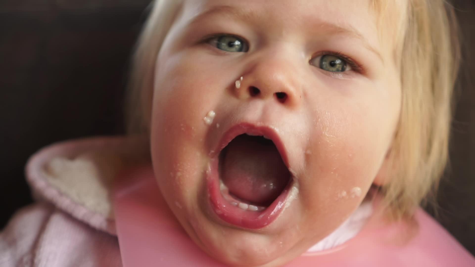 这个充满欢乐和幸福的胖女孩正在等待食物进入她的嘴里视频的预览图