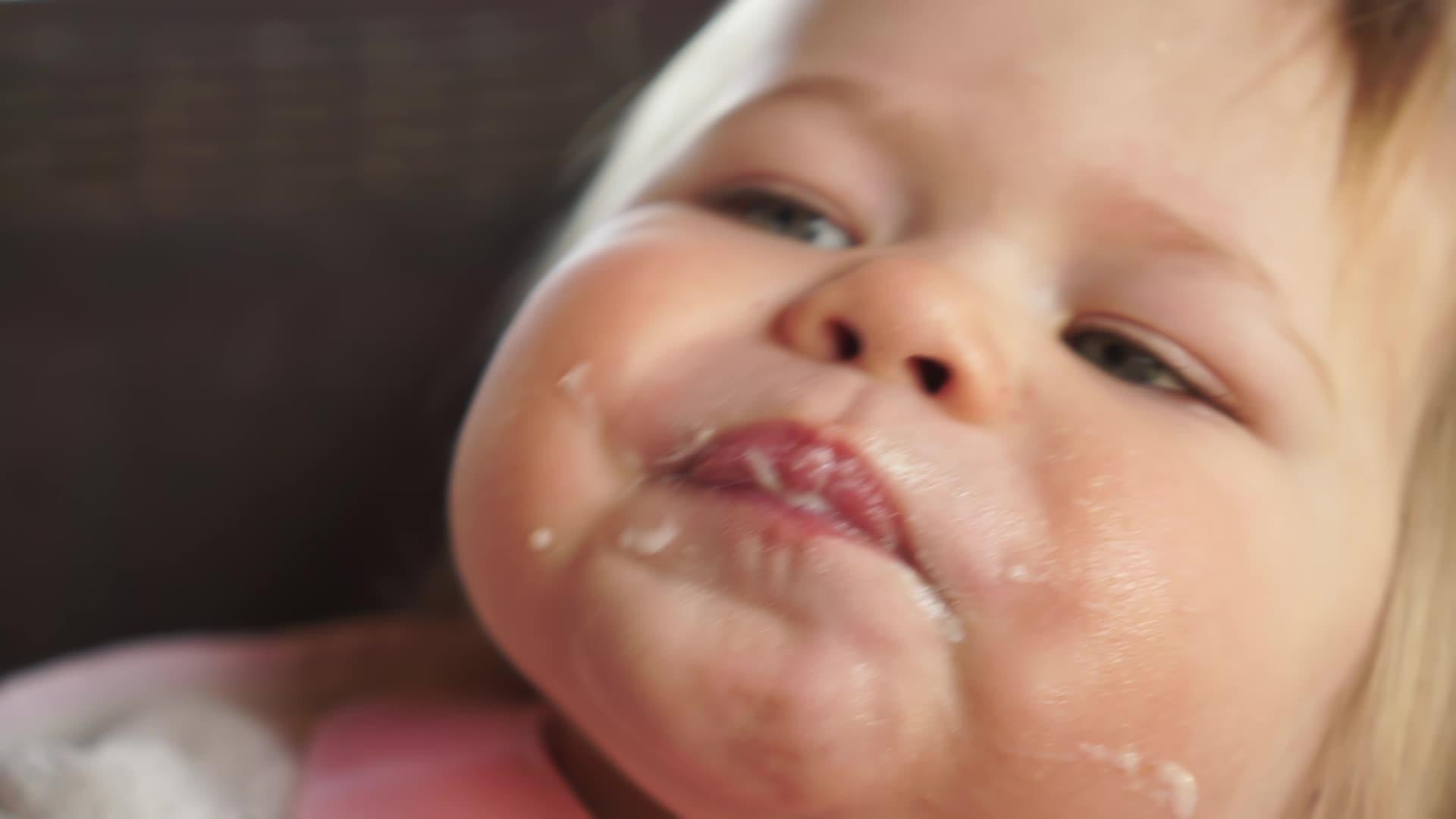 胖胖的宝宝张开嘴从勺子里吃得很宽视频的预览图