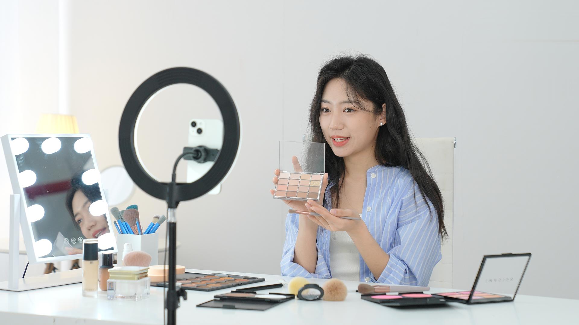 年轻女化妆师现场分享化妆教程视频的预览图