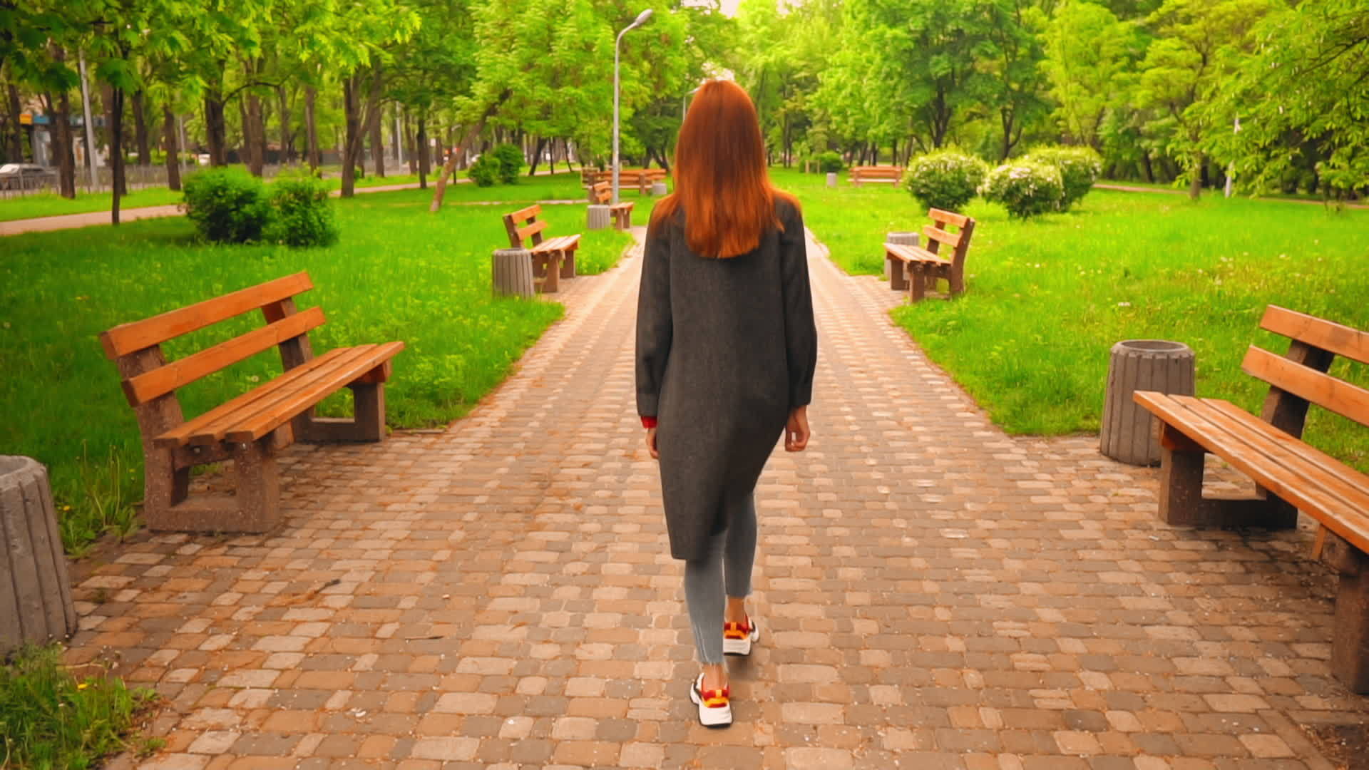 女人在公园里散步视频的预览图