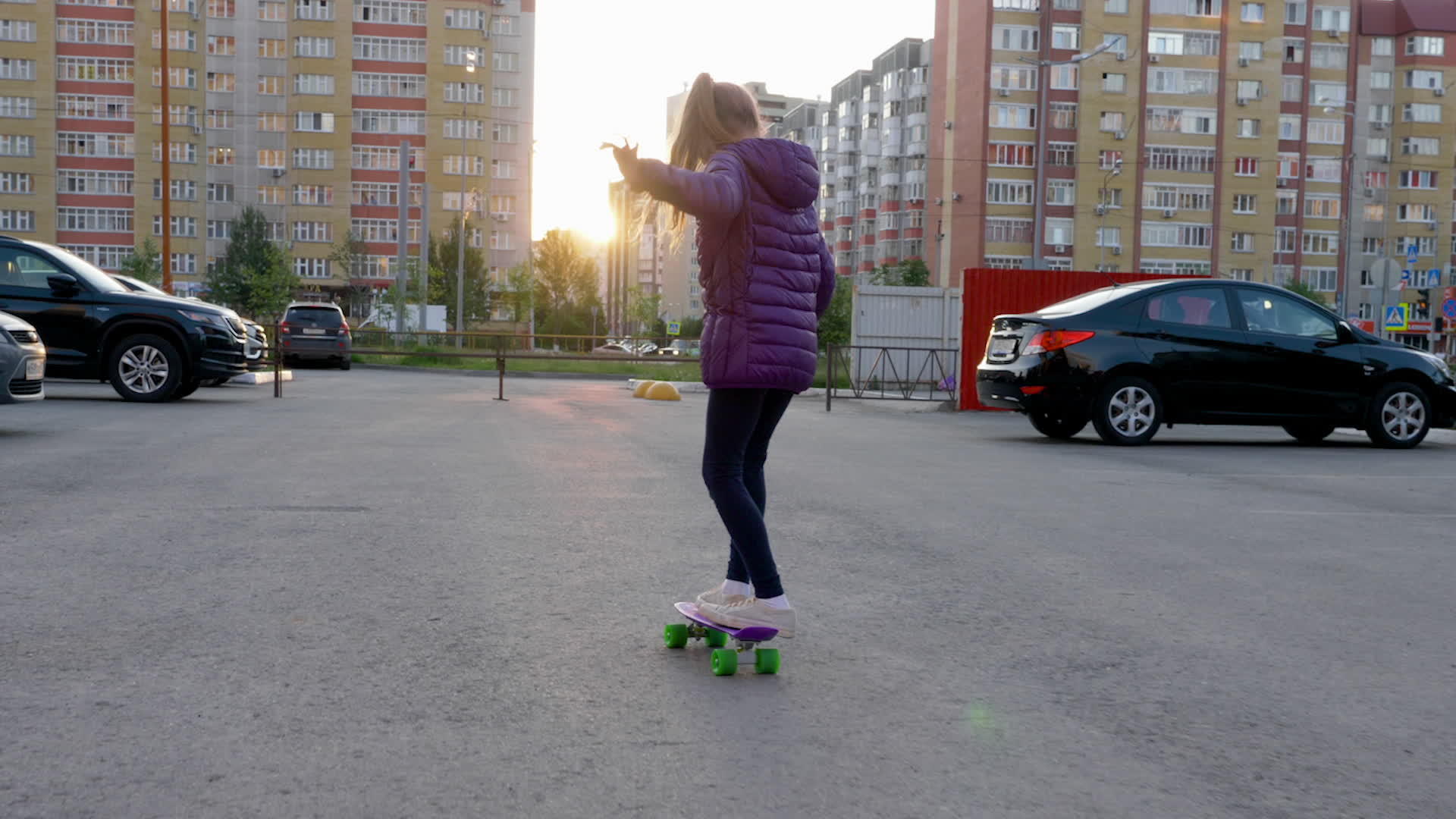 晚上日落时在城市街道上玩滑板的慢动作女孩十几岁的女孩在阳光明媚的街道上骑着滑板城市景观背景年轻的生活方式视频的预览图