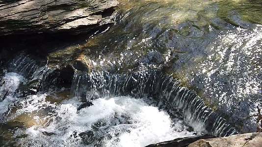 水流通过岩石视频的预览图