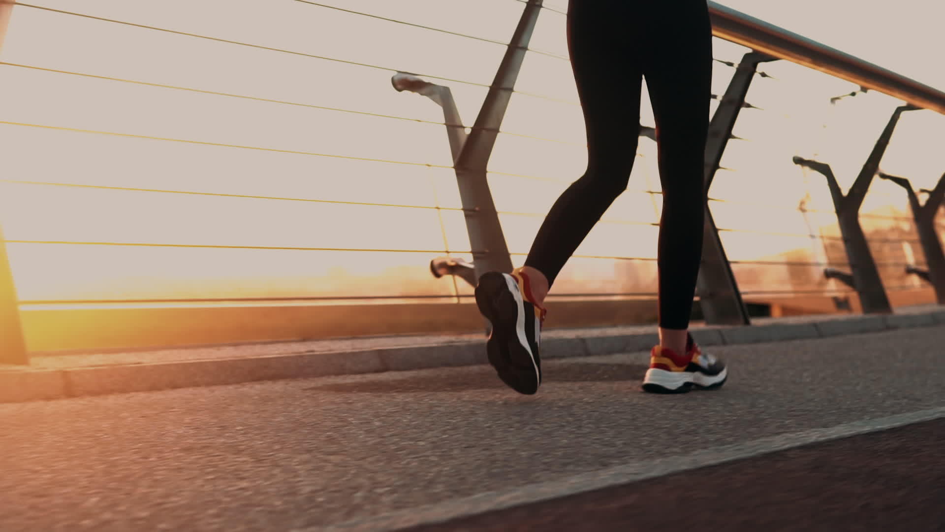 清晨女运动员奔跑视频的预览图