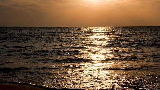 日出时水喷在海里视频的预览图