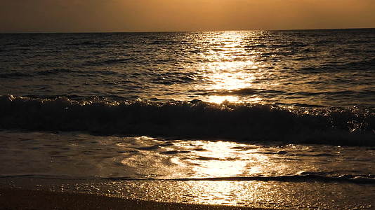 海在日出时太阳照在水面上视频的预览图
