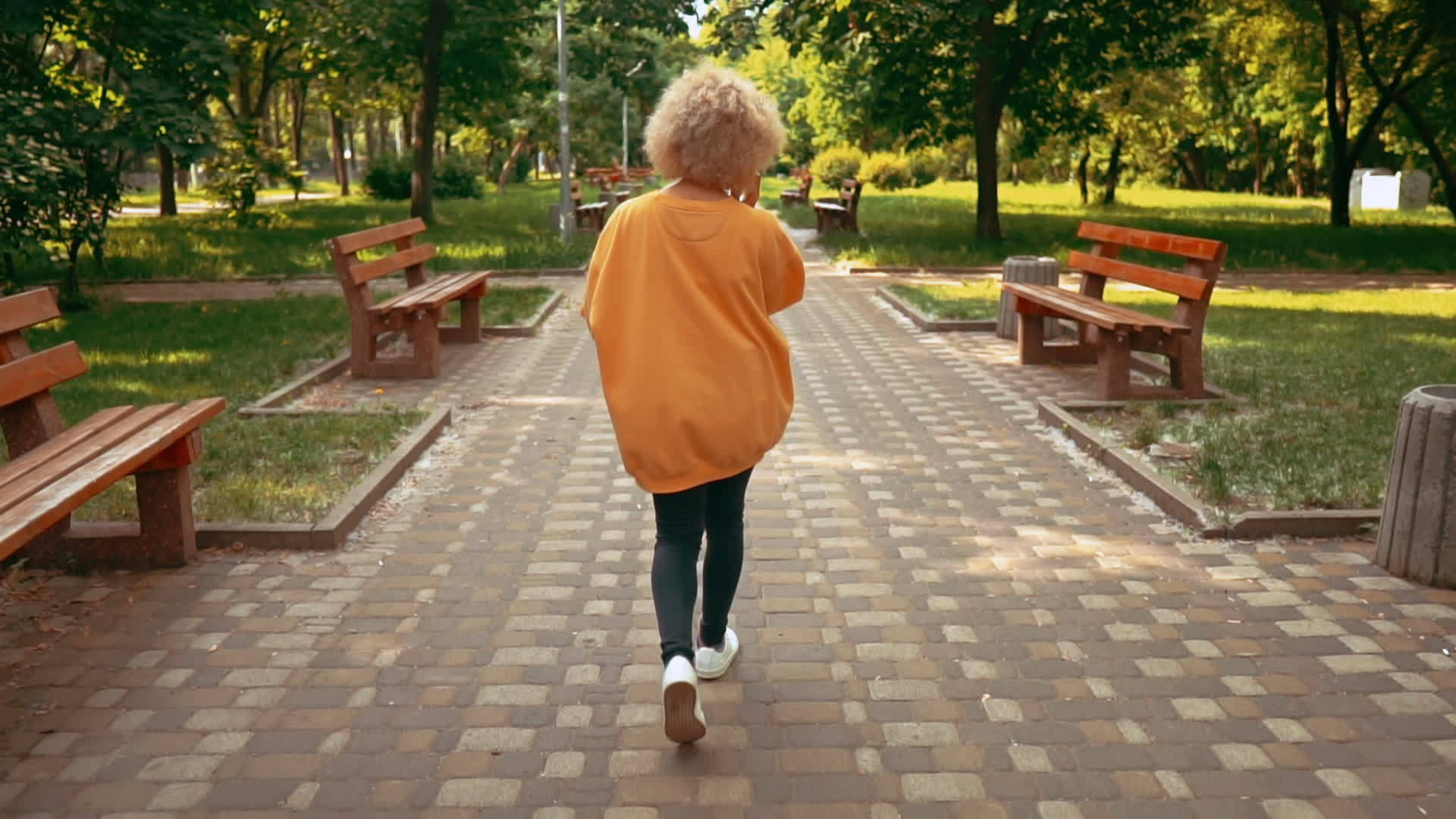 金发女性使用流动的户外步行方式视频的预览图