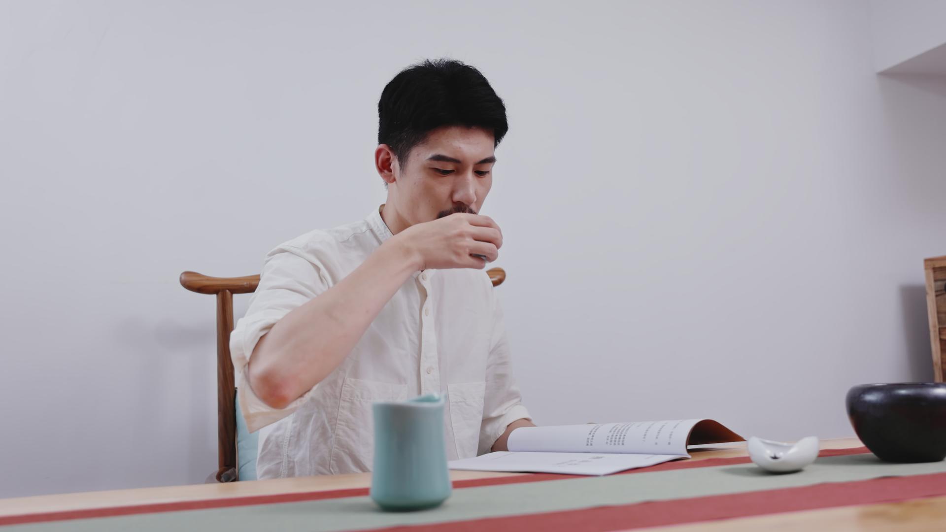中年男性在看书喝茶视频的预览图