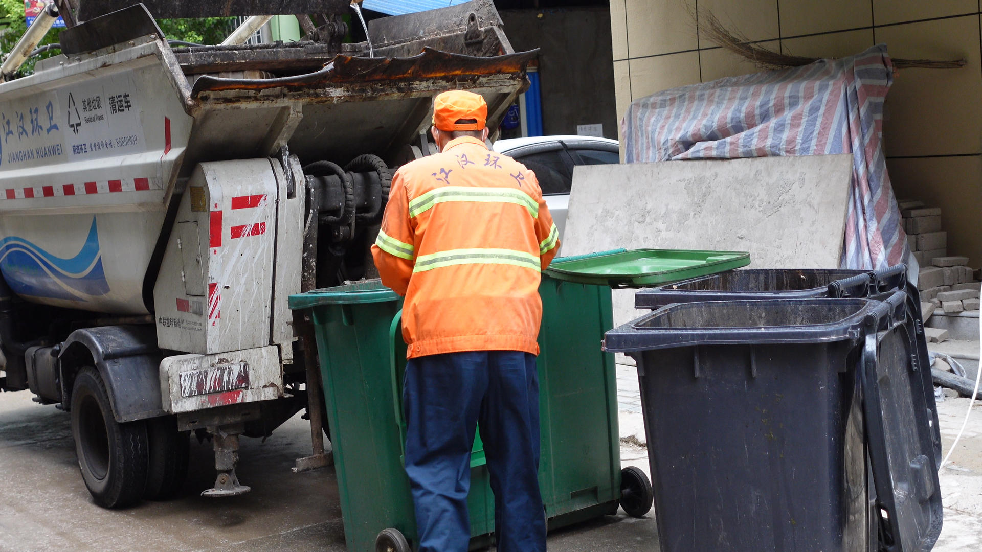 城市生活垃圾处理车清理垃圾箱环保4k素材【该视频无肖像权，请勿商用】视频的预览图