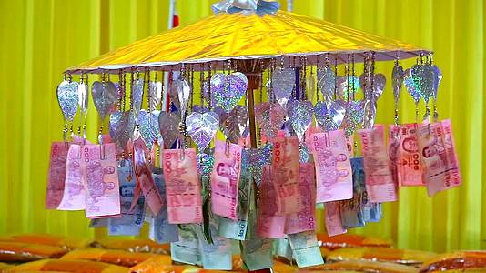 人们用许多泰国钱装饰伞视频的预览图