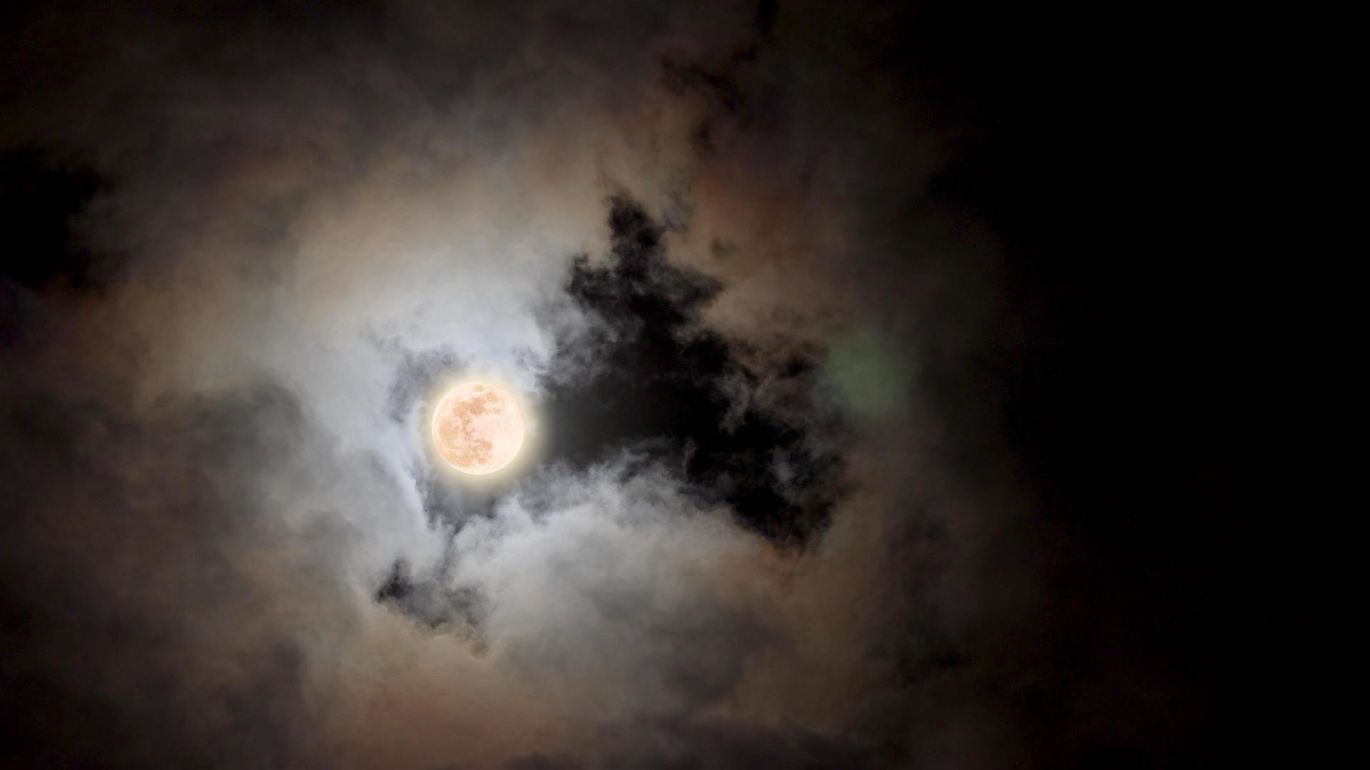 夜空中彩云明亮月亮视频的预览图