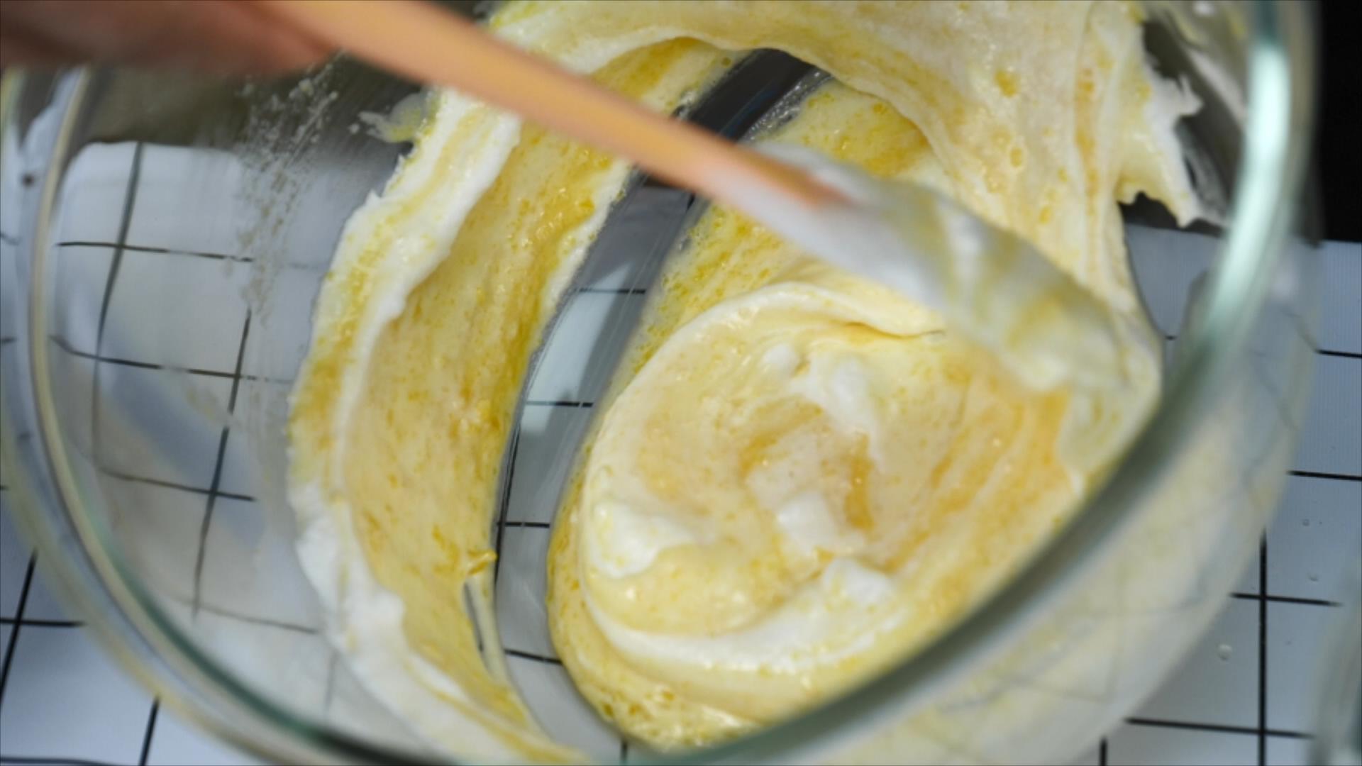 蛋黄糊和蛋白霜混合视频的预览图