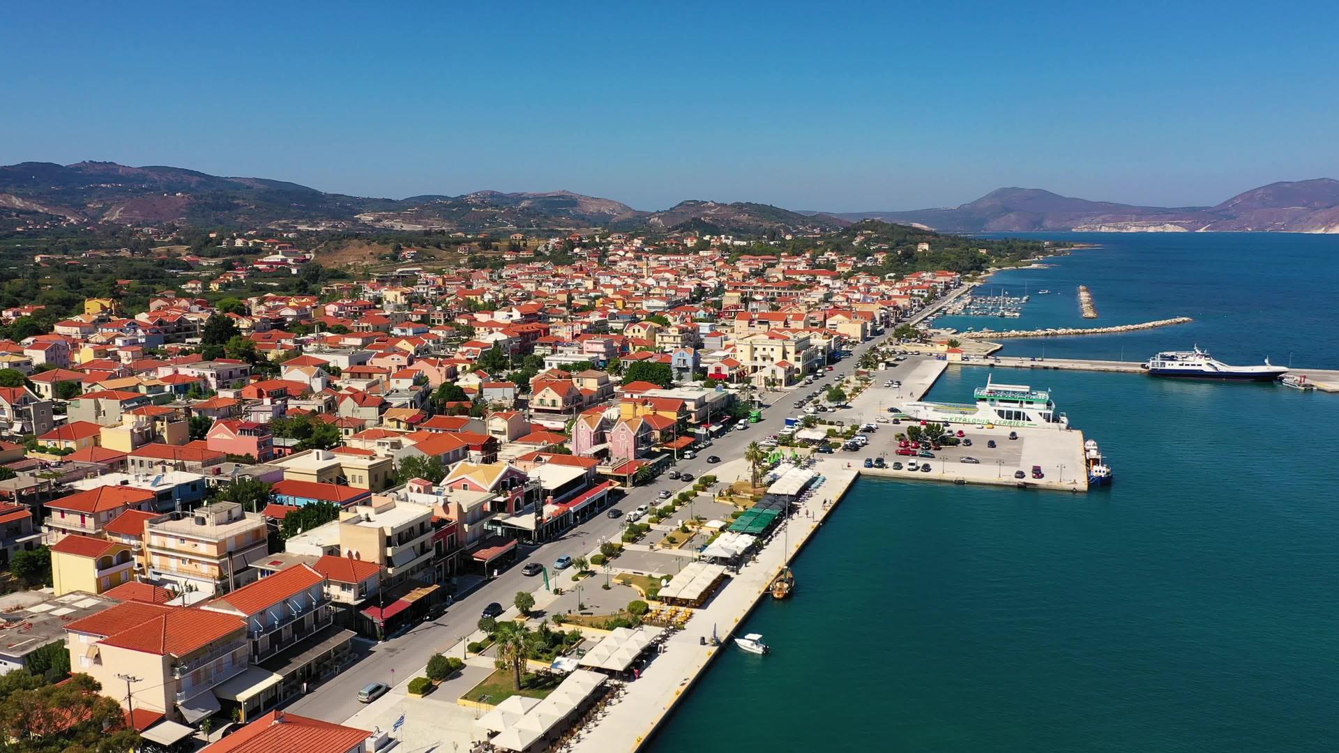 希腊凯法利尼亚岛第二大城市利克苏里Lixouri切法利尼亚岛、爱奥尼亚、希腊城市和港口的鸟瞰图视频的预览图