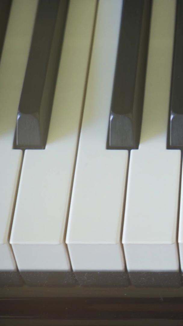 单手练习钢琴演奏视频的预览图