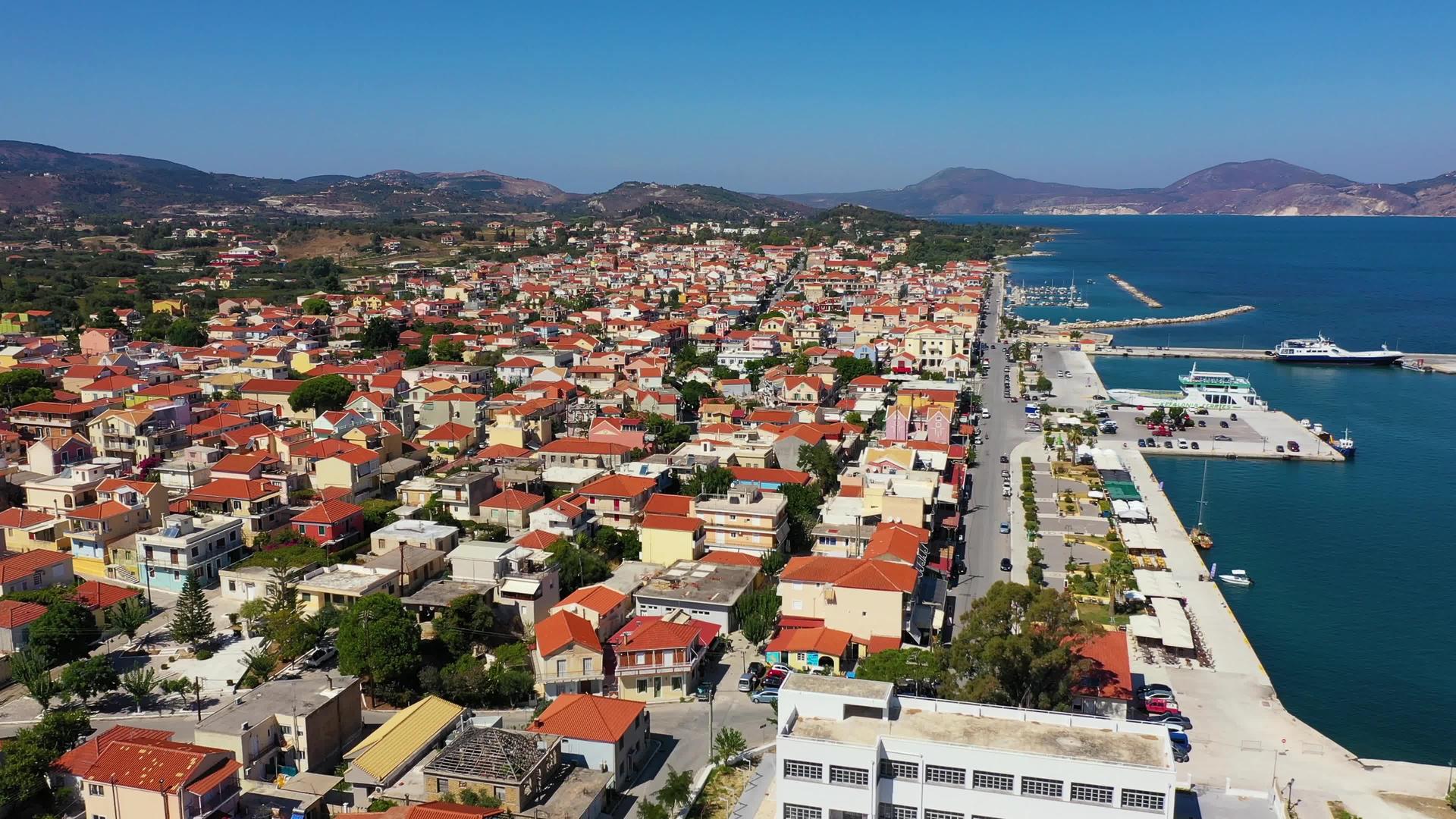 希腊凯法利尼亚岛第二大城市利克苏里Lixouri切法利尼亚岛、爱奥尼亚、希腊城市和港口的鸟瞰图视频的预览图