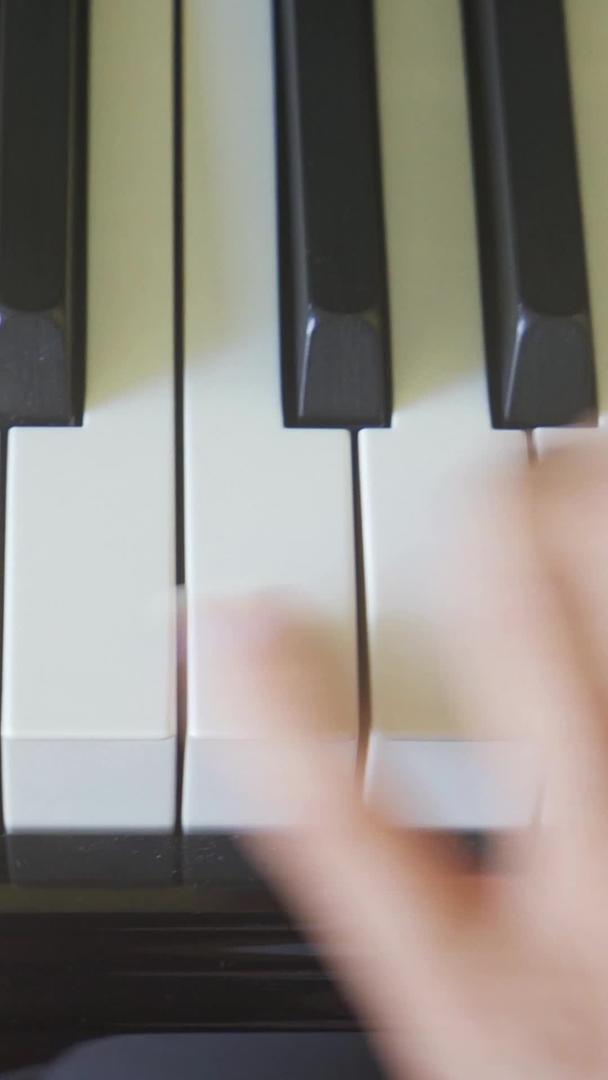 单手练习钢琴演奏视频的预览图