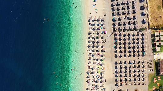 希腊凯法利尼亚海滩美丽的水晶般清澈的蓝色海水视频的预览图