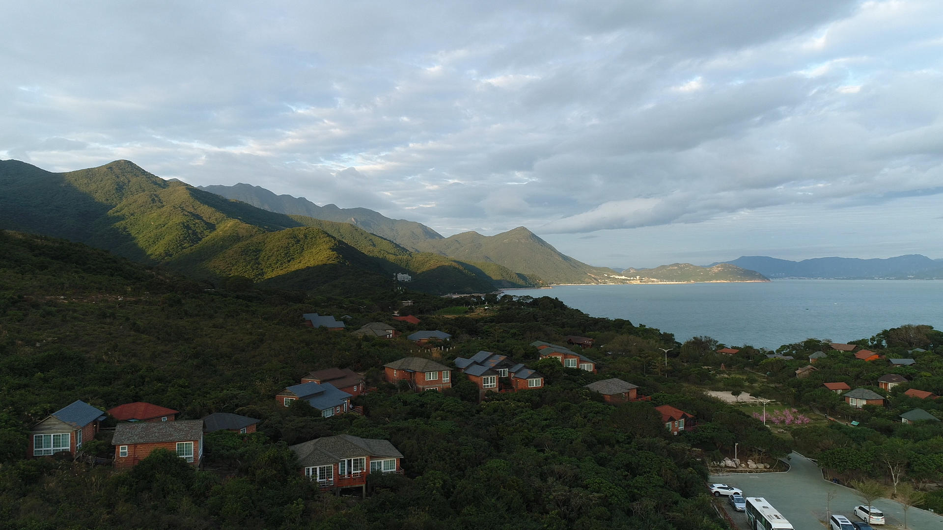 海山边别墅4K航拍视频的预览图