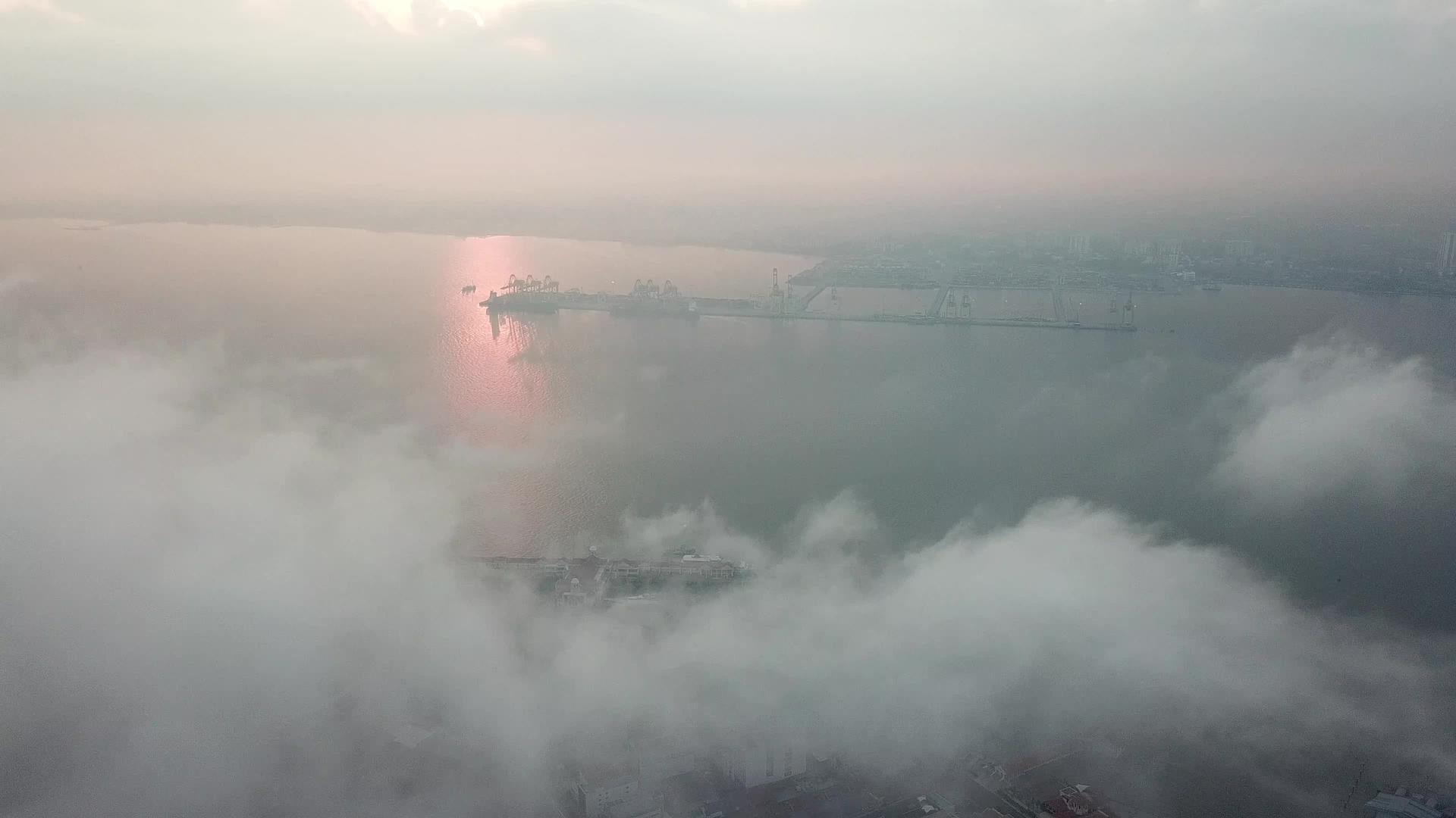 早上雾中北黄油沃斯集装箱码头视频的预览图