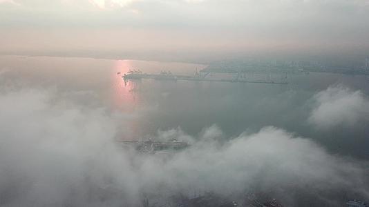 早上雾中北黄油沃斯集装箱码头视频的预览图