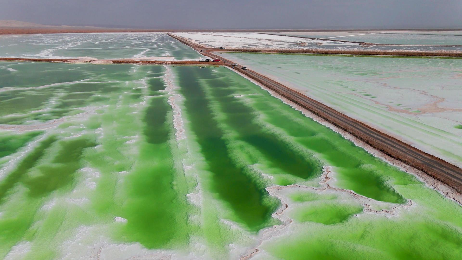 航拍茫崖翡翠湖自然风光视频的预览图