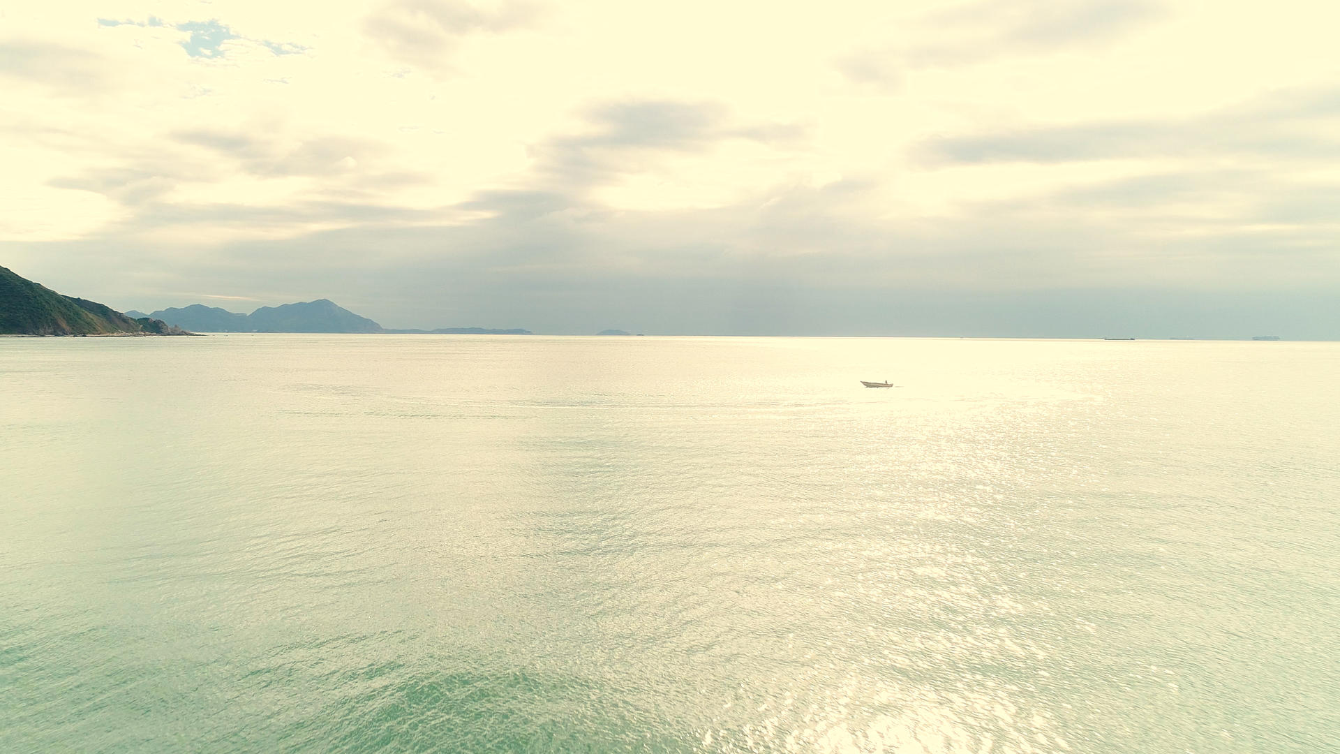 阳光下的海上快艇4K航拍视频的预览图