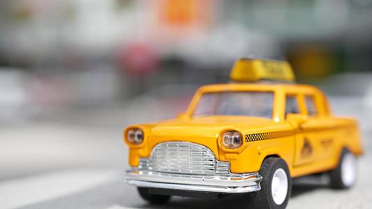 迷你出租车黄色玩具视频的预览图