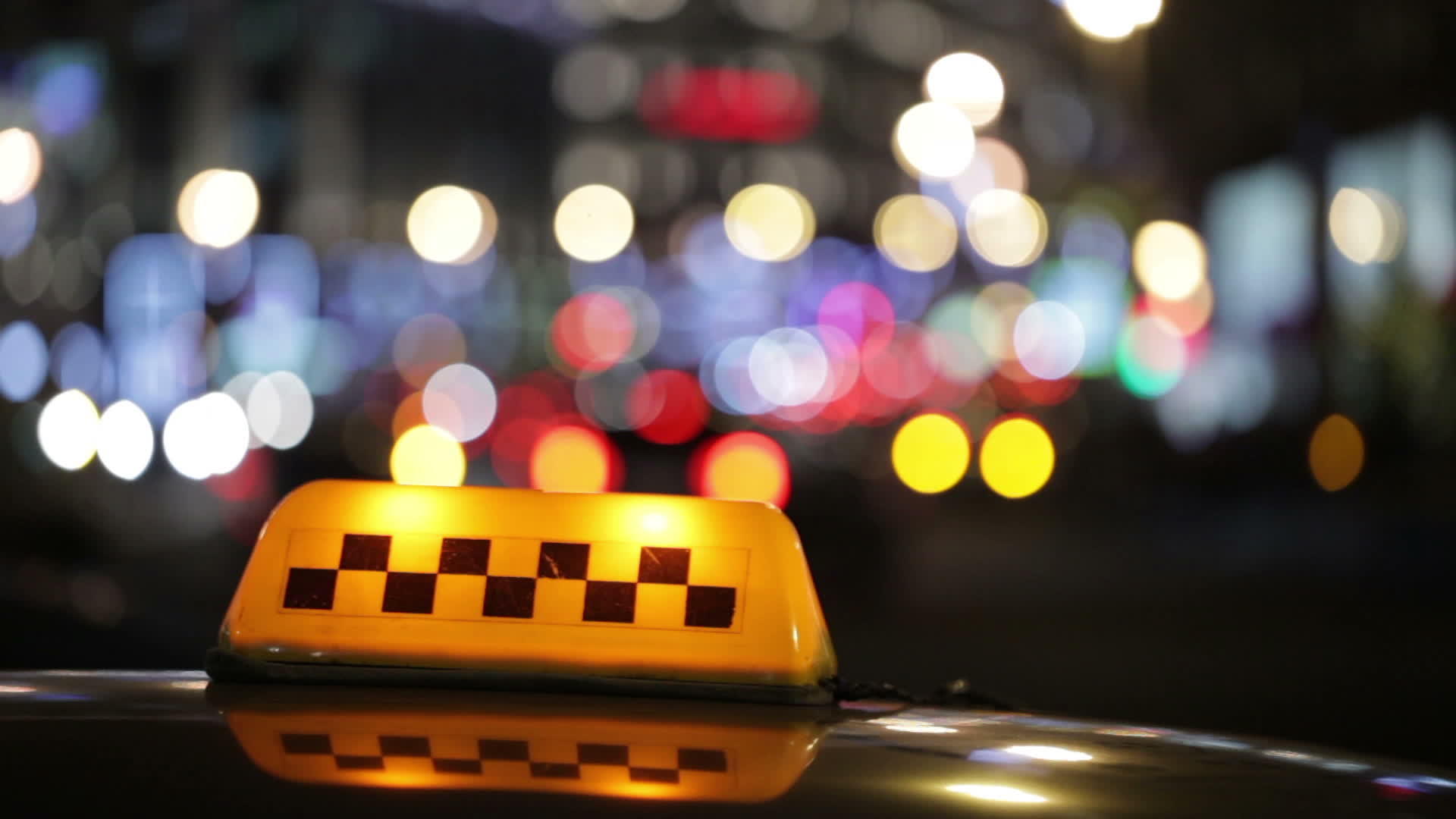 城市街道上的出租车牌照亮视频的预览图