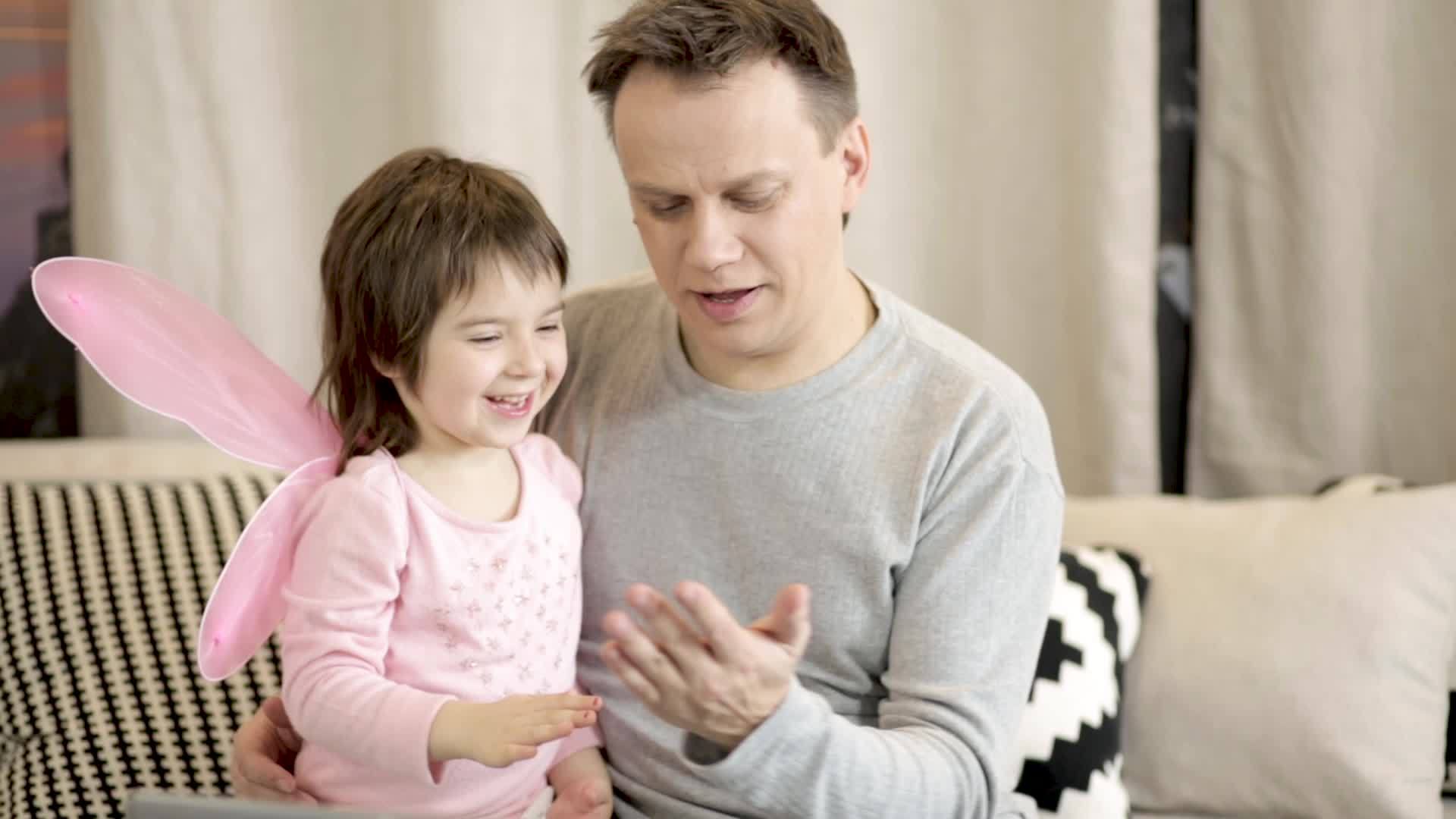 女孩与父亲击掌视频的预览图