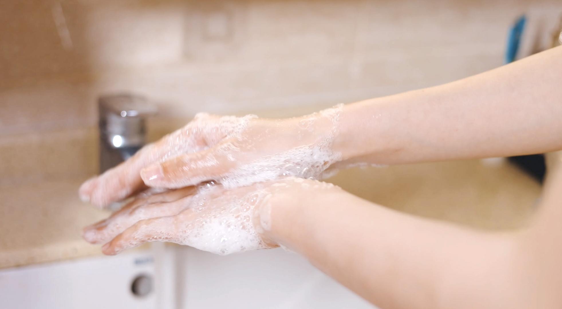 4k女性居家洗手消毒视频的预览图