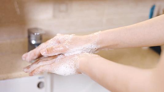 4k女性居家洗手消毒视频的预览图