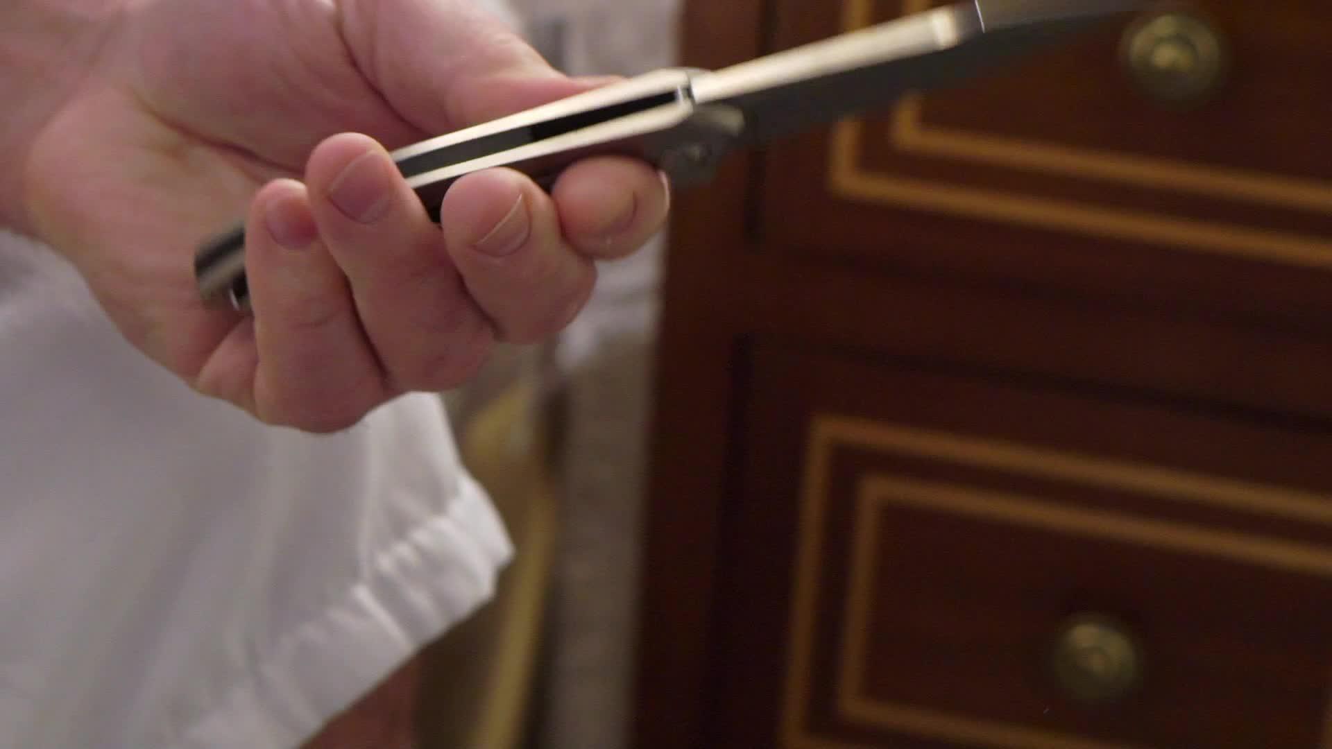 男人在浴袍里玩刀视频的预览图