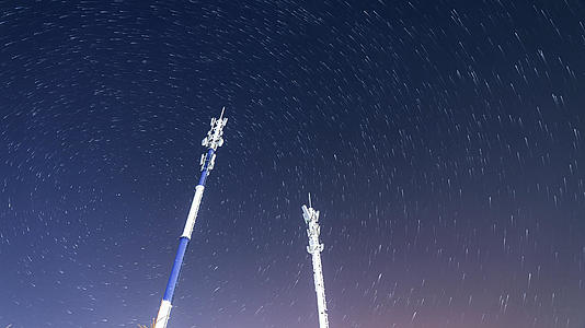 8K延时拍摄夜空下的信号塔星轨视频的预览图